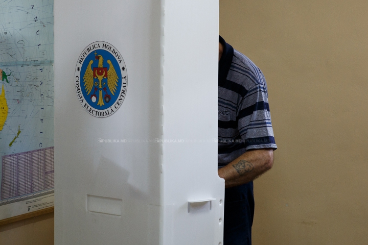 Privaţi de libertate, dar cu drept de vot. Deţinuţii unui penitenciar au venit visători la alegeri (FOTOREPORT)