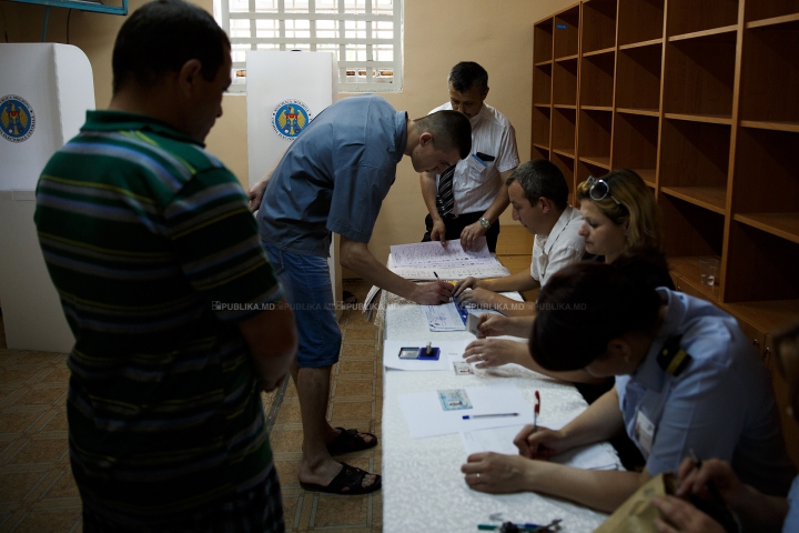 Privaţi de libertate, dar cu drept de vot. Deţinuţii unui penitenciar au venit visători la alegeri (FOTOREPORT)