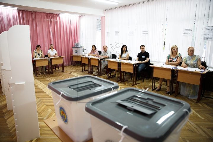 ALEGERI LOCALE 2015: Luptă strânsă între Chirtoacă şi Greceanîi. IMPRESII din turul II (FOTO)