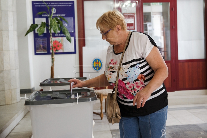 ALEGERI LOCALE 2015: Luptă strânsă între Chirtoacă şi Greceanîi. IMPRESII din turul II (FOTO)