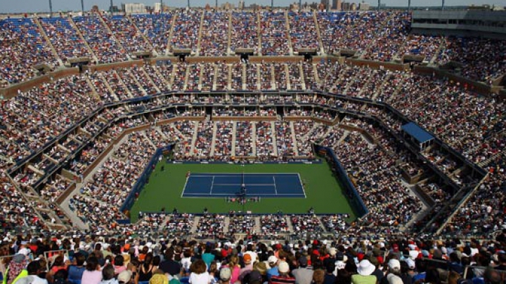 Organizatorii de la US Open au montat structura de oţel a acoperişului retractabil al arenei 