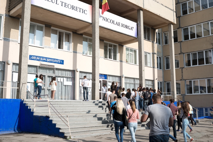 Au răsuflat uşuraţi! Absolvenţii liceelor au susţinut ultimul examen de Bacalaureat (FOTOREPORT)