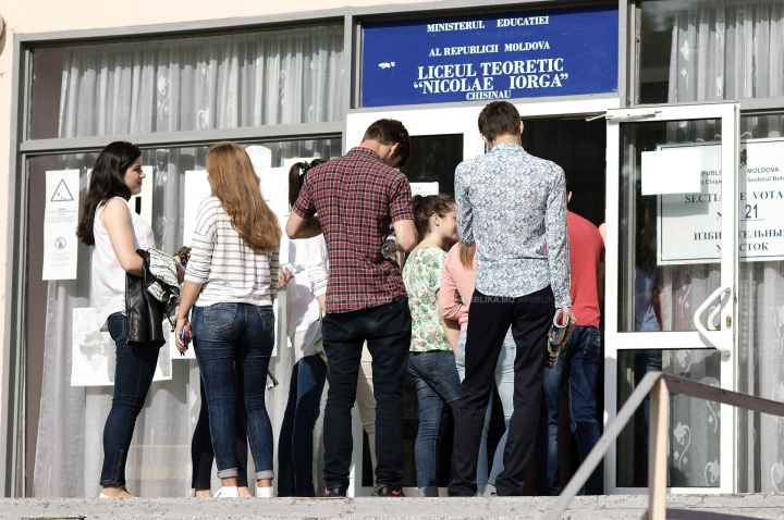 Au răsuflat uşuraţi! Absolvenţii liceelor au susţinut ultimul examen de Bacalaureat (FOTOREPORT)