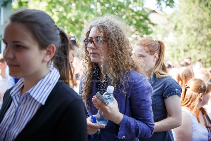 Stres, zâmbete şi... bere. Cum au trecut elevii de cel de-al doilea examen de BAC (FOTOREPORT)