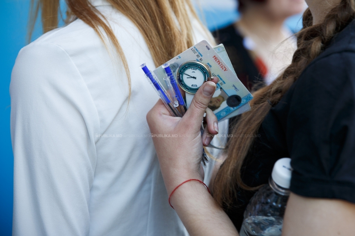 Stres, zâmbete şi... bere. Cum au trecut elevii de cel de-al doilea examen de BAC (FOTOREPORT)