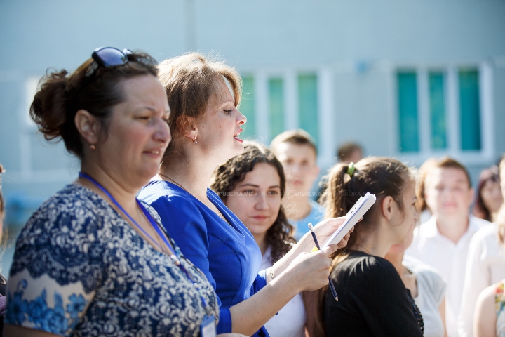 Stres, zâmbete şi... bere. Cum au trecut elevii de cel de-al doilea examen de BAC (FOTOREPORT)