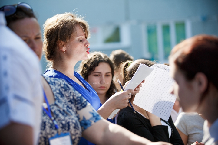 Stres, zâmbete şi... bere. Cum au trecut elevii de cel de-al doilea examen de BAC (FOTOREPORT)