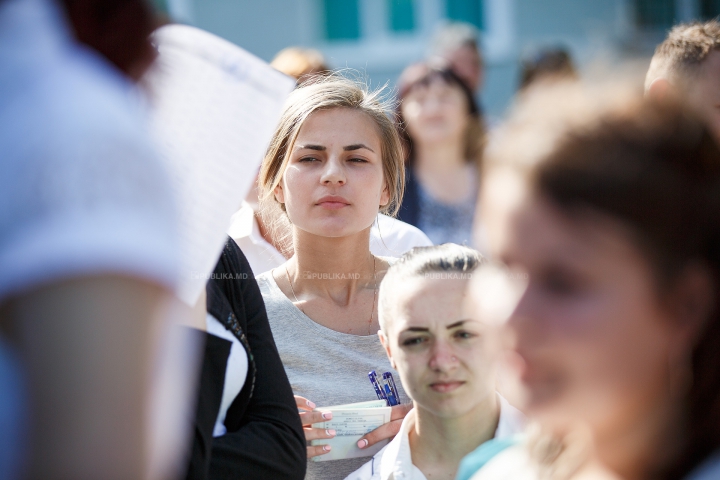 Stres, zâmbete şi... bere. Cum au trecut elevii de cel de-al doilea examen de BAC (FOTOREPORT)