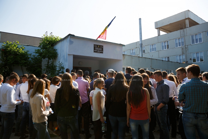 Stres, zâmbete şi... bere. Cum au trecut elevii de cel de-al doilea examen de BAC (FOTOREPORT)