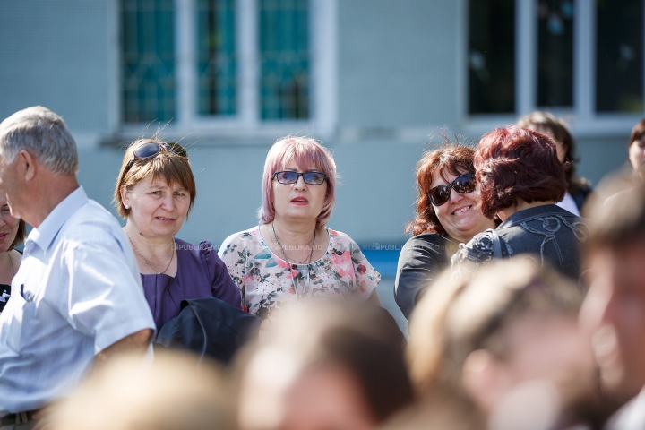 Stres, zâmbete şi... bere. Cum au trecut elevii de cel de-al doilea examen de BAC (FOTOREPORT)