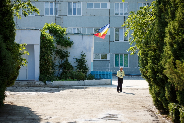 Stres, zâmbete şi... bere. Cum au trecut elevii de cel de-al doilea examen de BAC (FOTOREPORT)