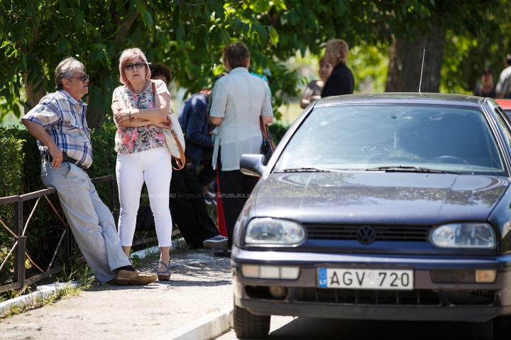 Stres, zâmbete şi... bere. Cum au trecut elevii de cel de-al doilea examen de BAC (FOTOREPORT)