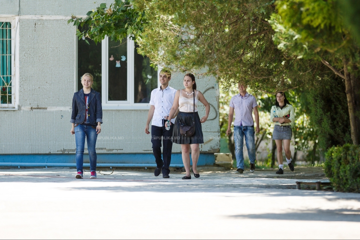 Stres, zâmbete şi... bere. Cum au trecut elevii de cel de-al doilea examen de BAC (FOTOREPORT)