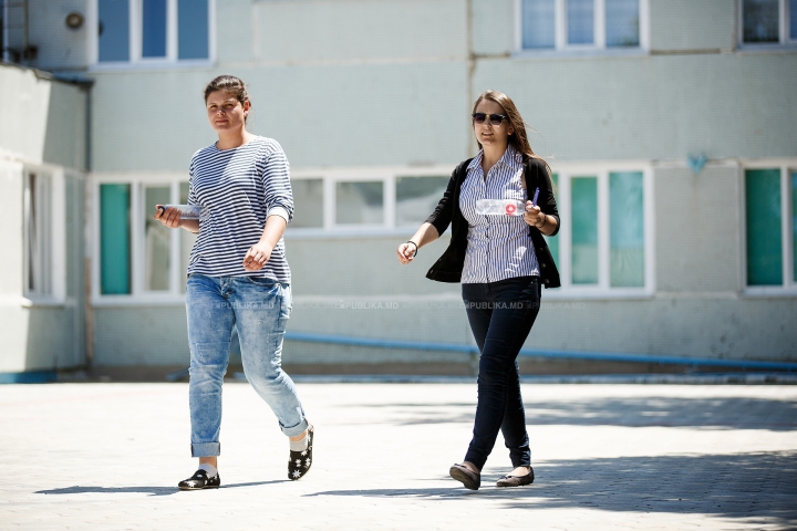 Stres, zâmbete şi... bere. Cum au trecut elevii de cel de-al doilea examen de BAC (FOTOREPORT)