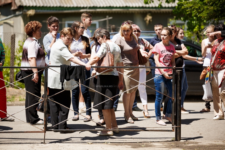 Stres, zâmbete şi... bere. Cum au trecut elevii de cel de-al doilea examen de BAC (FOTOREPORT)