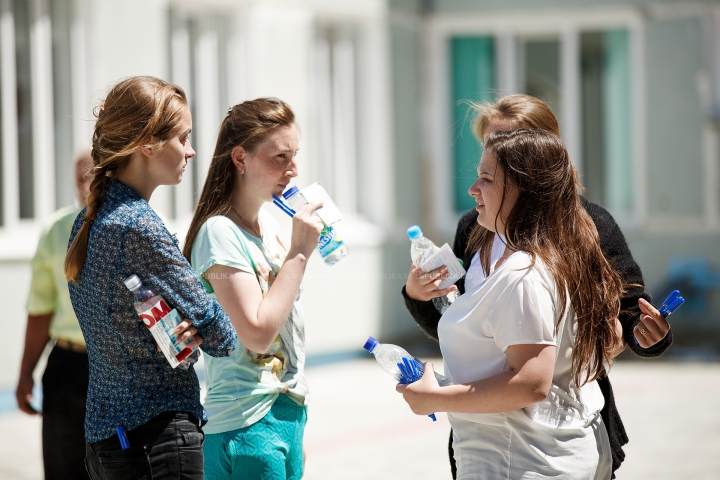 Stres, zâmbete şi... bere. Cum au trecut elevii de cel de-al doilea examen de BAC (FOTOREPORT)