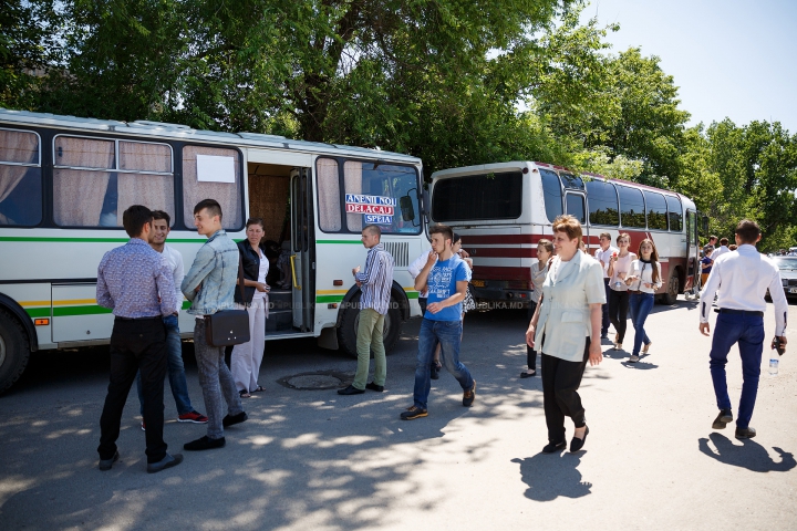 Stres, zâmbete şi... bere. Cum au trecut elevii de cel de-al doilea examen de BAC (FOTOREPORT)