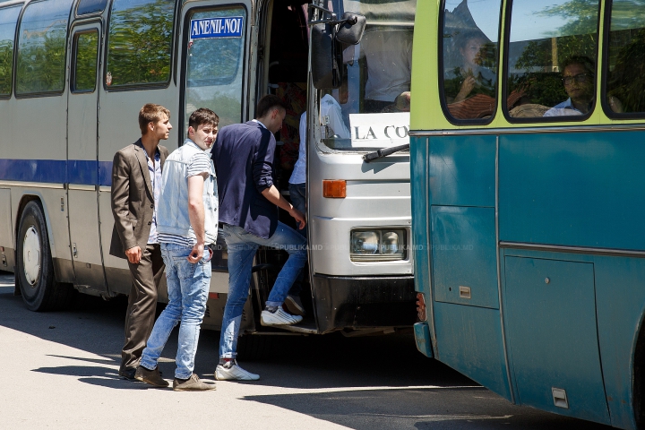 Stres, zâmbete şi... bere. Cum au trecut elevii de cel de-al doilea examen de BAC (FOTOREPORT)