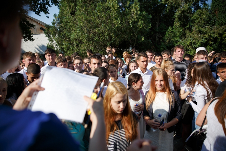 Stres, zâmbete şi... bere. Cum au trecut elevii de cel de-al doilea examen de BAC (FOTOREPORT)