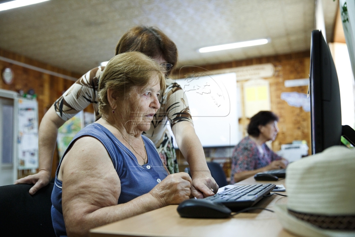 Bătrânii și computerele. Cum se descurcă vârstnicii cu tehnica de ultimă generație (FOTOREPORT)