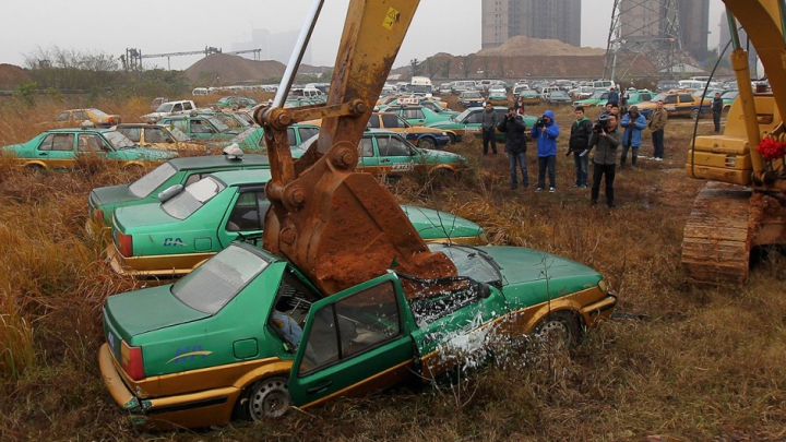 BOMBE ecologice în mijlocul oraşelor. Cum arată cimitirele de maşini abandonate în China (FOTO)