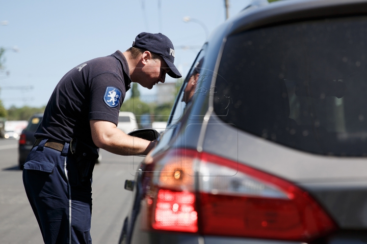 AMENZI pentru maşini cu geamuri fumurii. Zeci de şoferi au fost traşi pe dreapta (FOTOREPORT)