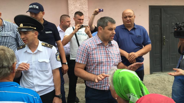 SCANDAL LA TOPALA! Locuitorii satului se ceartă ca la uşa cortului pe pragul secţiei de votare (VIDEO)