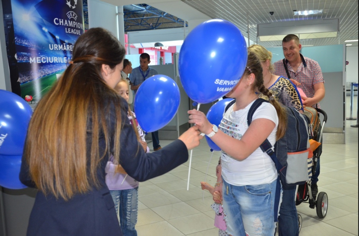 Surprize pentru pici! Cum sunt întâmpinaţi copiii care trec astăzi pe la frontieră (FOTO/VIDEO)