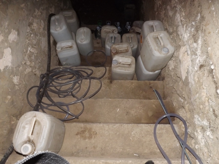 Era încărcat în sticle şi avea culoare brună: Poliţiştii l-au găsit în câteva maşini pe traseele ţării (FOTO)