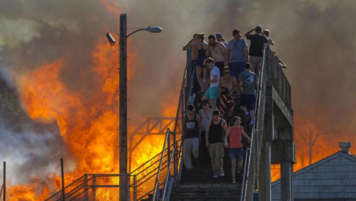 Locuitorii au fost evacuaţi. Un stadion de baseball a fost mistuit de foc în SUA  