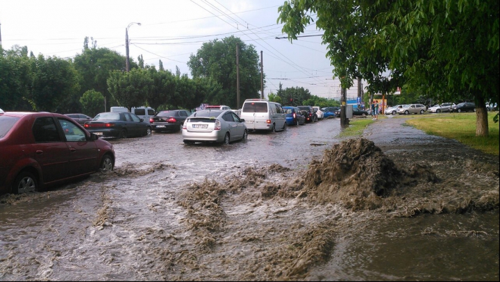 MARTOR OCULAR: Ploaia torenţială, surprinsă de cititorii PUBLIKA.MD (FOTO/VIDEO)