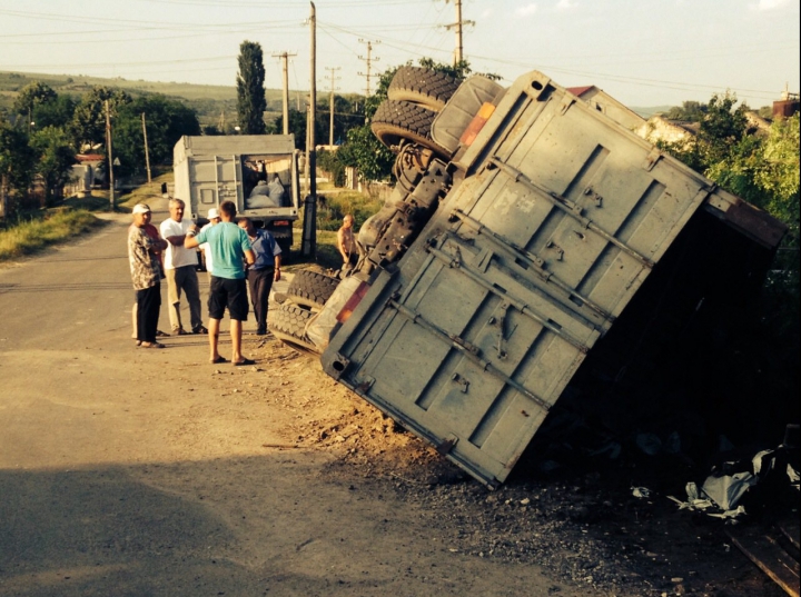 ACCIDENT GRAV la Străşeni. Un camion A DĂRMAT gardul unei gospodării şi S-A RĂSTURNAT (FOTO)