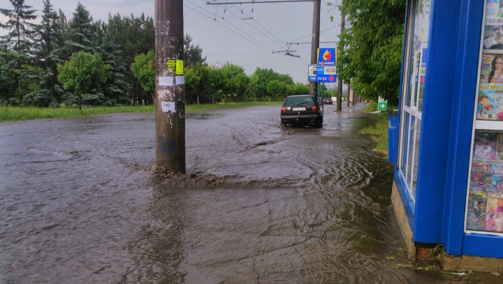 MARTOR OCULAR: Ploaia torenţială, surprinsă de cititorii PUBLIKA.MD (FOTO/VIDEO)