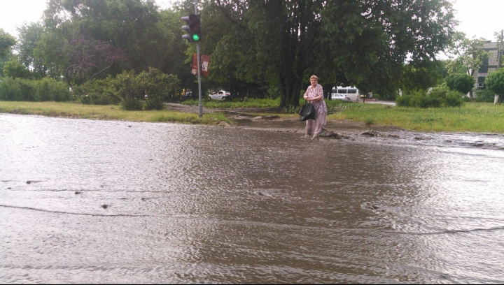 MARTOR OCULAR: Ploaia torenţială, surprinsă de cititorii PUBLIKA.MD (FOTO/VIDEO)