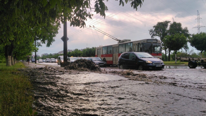 MARTOR OCULAR: Ploaia torenţială, surprinsă de cititorii PUBLIKA.MD (FOTO/VIDEO)