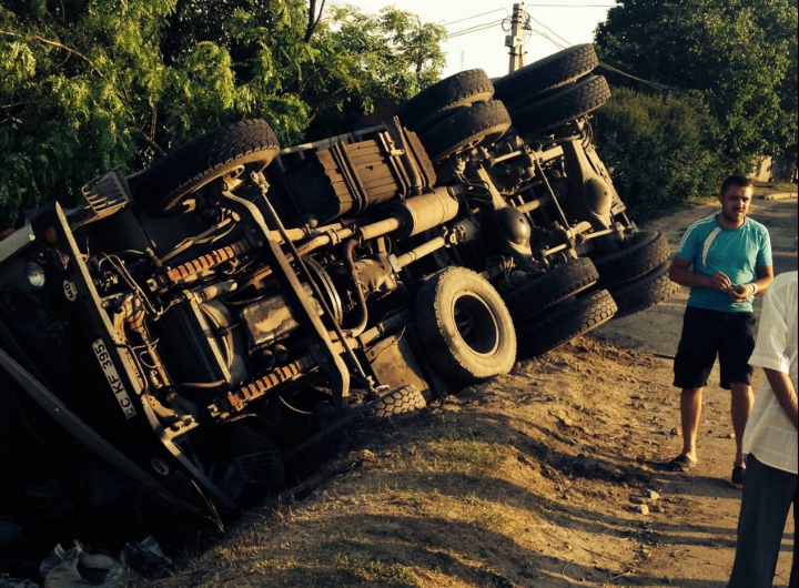 ACCIDENT GRAV la Străşeni. Un camion A DĂRMAT gardul unei gospodării şi S-A RĂSTURNAT (FOTO)