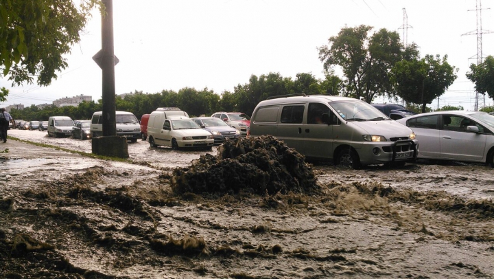 MARTOR OCULAR: Ploaia torenţială, surprinsă de cititorii PUBLIKA.MD (FOTO/VIDEO)