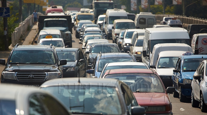 AMBUTEIAJ DE PROPORȚII pe VIADUCT! Maşinile au circulat bară la bară (FOTO)