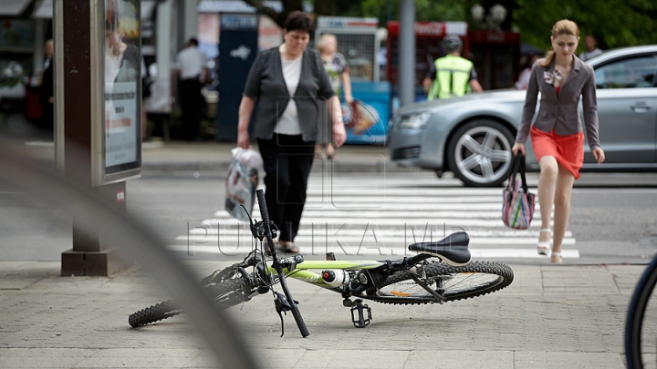 Un tânăr din Chişinău, oprit şi dat jos de pe bicicletă de poliţie. Ce s-a întâmplat