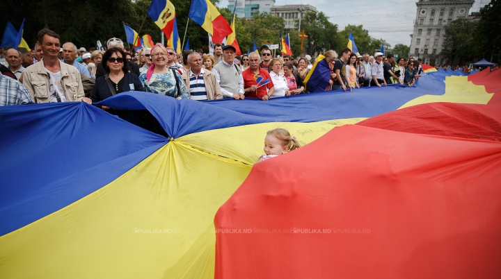 Tricolor imens la Prut! Un grup de tineri organizează o acțiune în amintirea Podurilor de flori din 1990