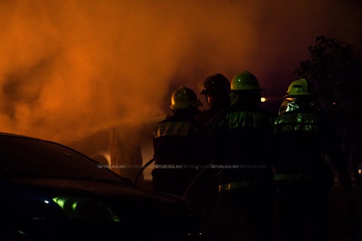 PANICĂ în plină noapte. O maşină A LUAT FOC la Botanica (FOTOREPORT) 