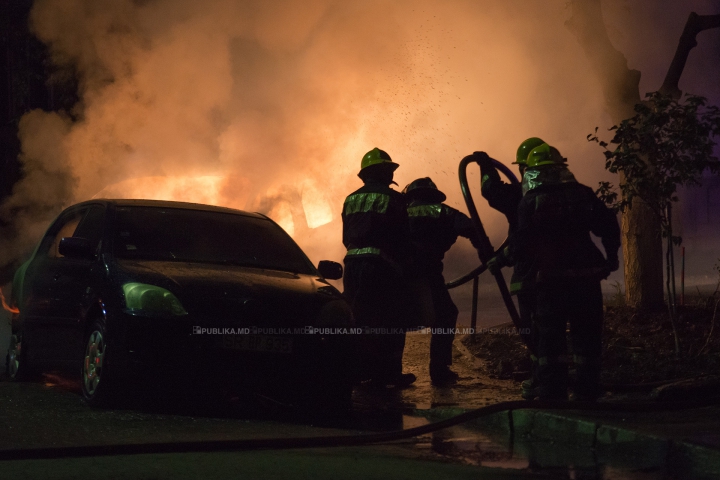 PANICĂ în plină noapte. O maşină A LUAT FOC la Botanica (FOTOREPORT) 