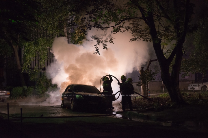 PANICĂ în plină noapte. O maşină A LUAT FOC la Botanica (FOTOREPORT) 