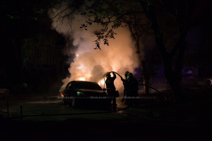 PANICĂ în plină noapte. O maşină A LUAT FOC la Botanica (FOTOREPORT) 