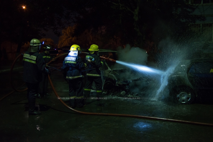 PANICĂ în plină noapte. O maşină A LUAT FOC la Botanica (FOTOREPORT) 