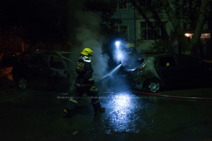 PANICĂ în plină noapte. O maşină A LUAT FOC la Botanica (FOTOREPORT) 