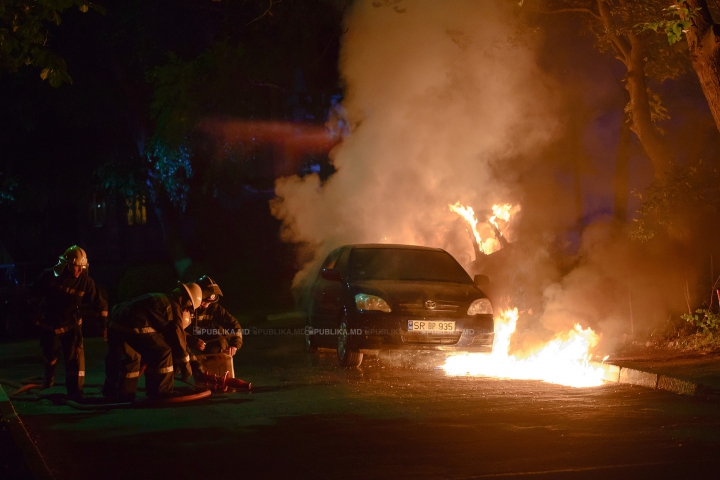 PANICĂ în plină noapte. O maşină A LUAT FOC la Botanica (FOTOREPORT) 