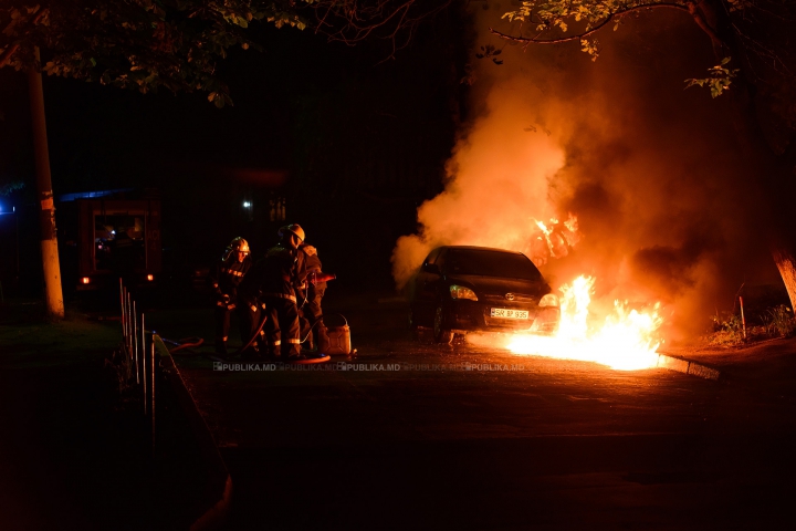 PANICĂ în plină noapte. O maşină A LUAT FOC la Botanica (FOTOREPORT) 