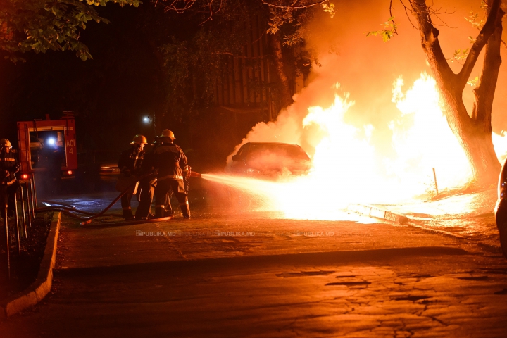 PANICĂ în plină noapte. O maşină A LUAT FOC la Botanica (FOTOREPORT) 