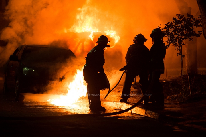 PANICĂ în plină noapte. O maşină A LUAT FOC la Botanica (FOTOREPORT) 